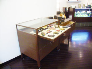 オーダーメイドの 木工製作の 製作例です。木材 アクリル 金属 など ご要望にお応えさせて頂きます。